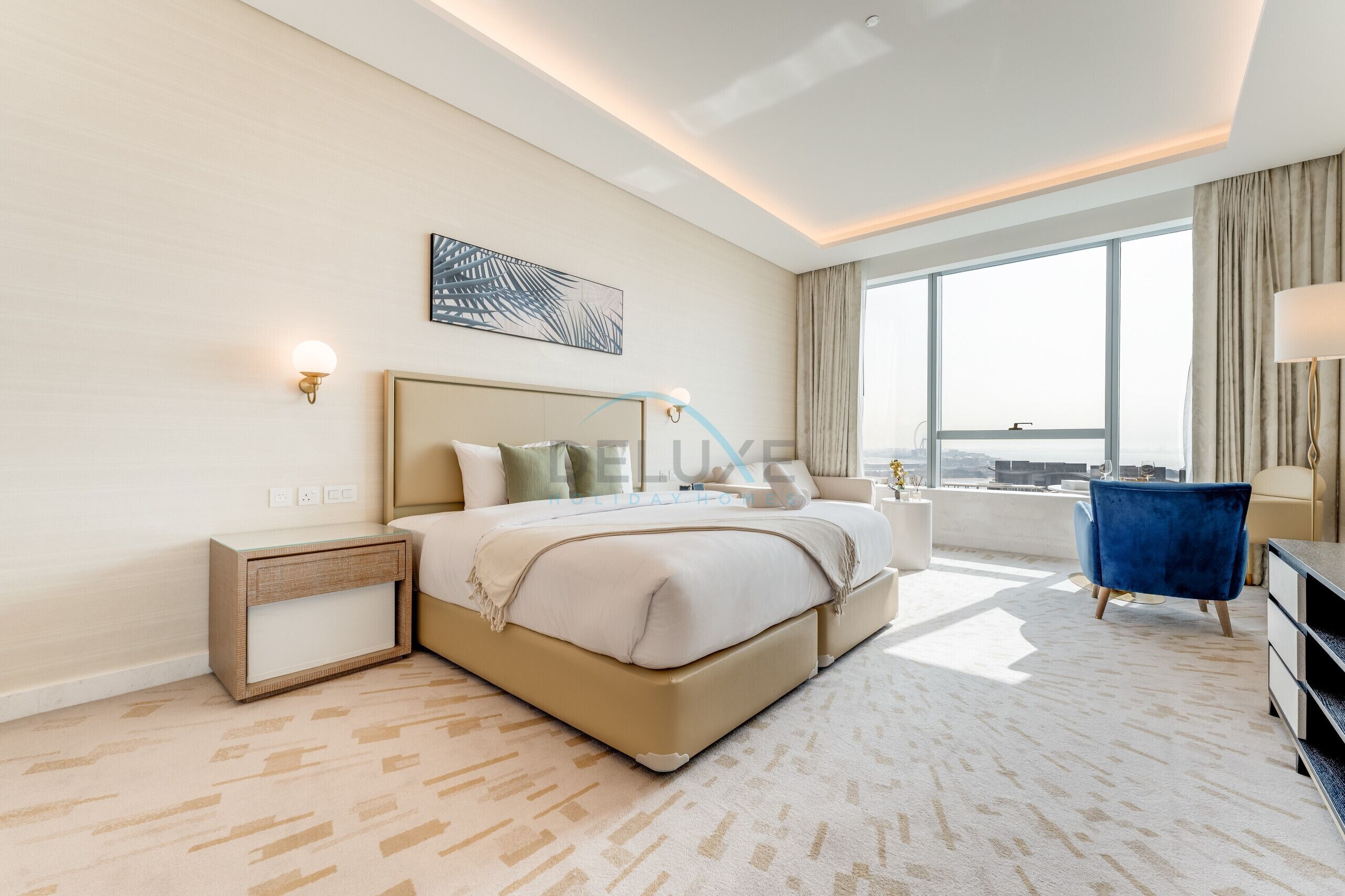 Caja de seguridad en la habitación y tabla de planchar con plancha 