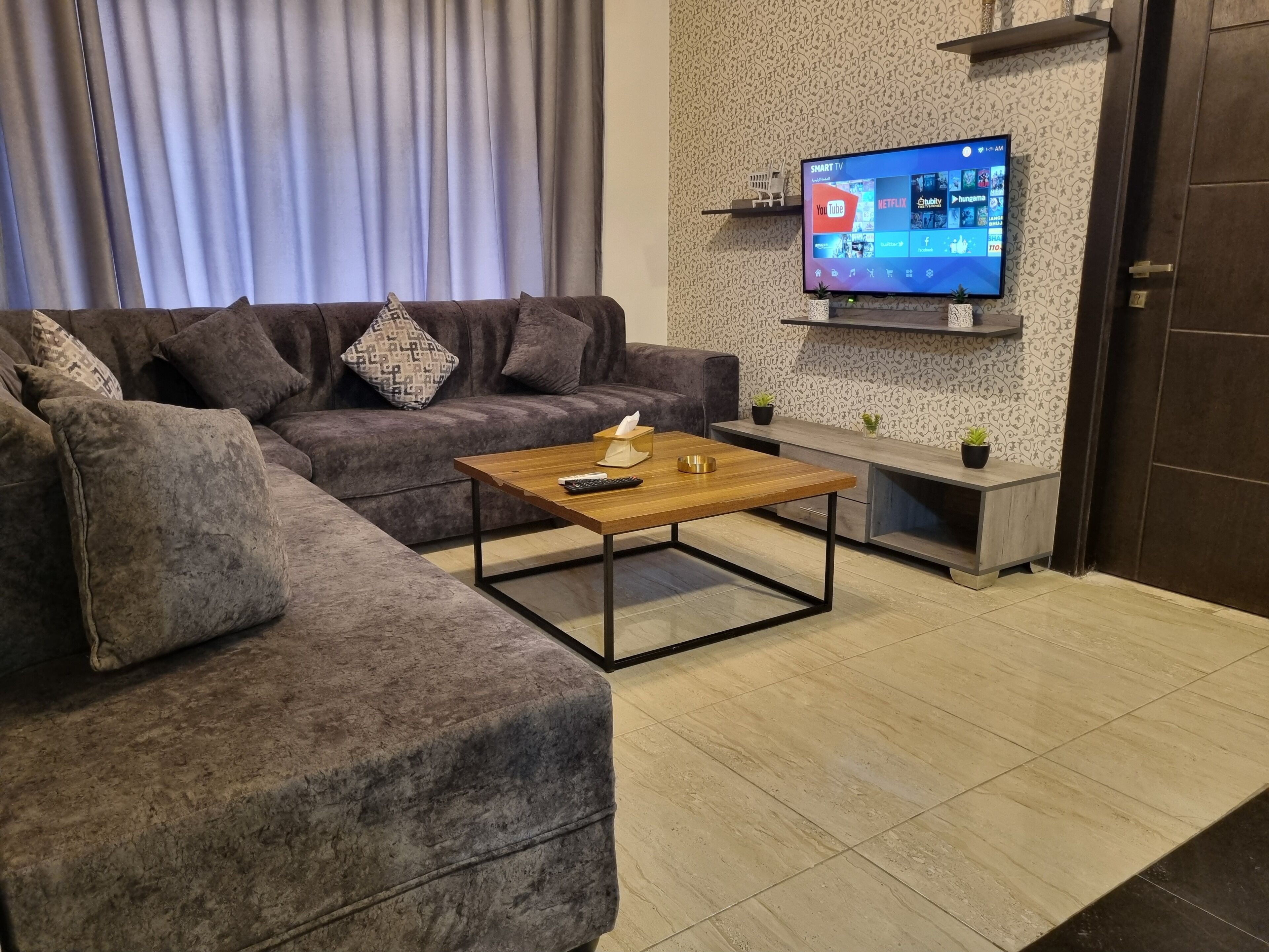 Apartment, 1 Bedroom, Accessible, Smoking | Living room