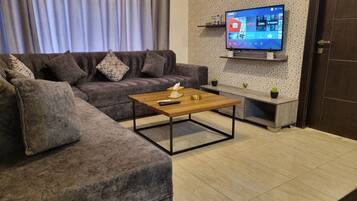 Apartment, 1 Bedroom, Accessible, Smoking | Living room
