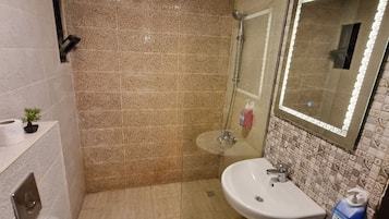 Apartment, 1 Bedroom, Accessible, Smoking | Bathroom