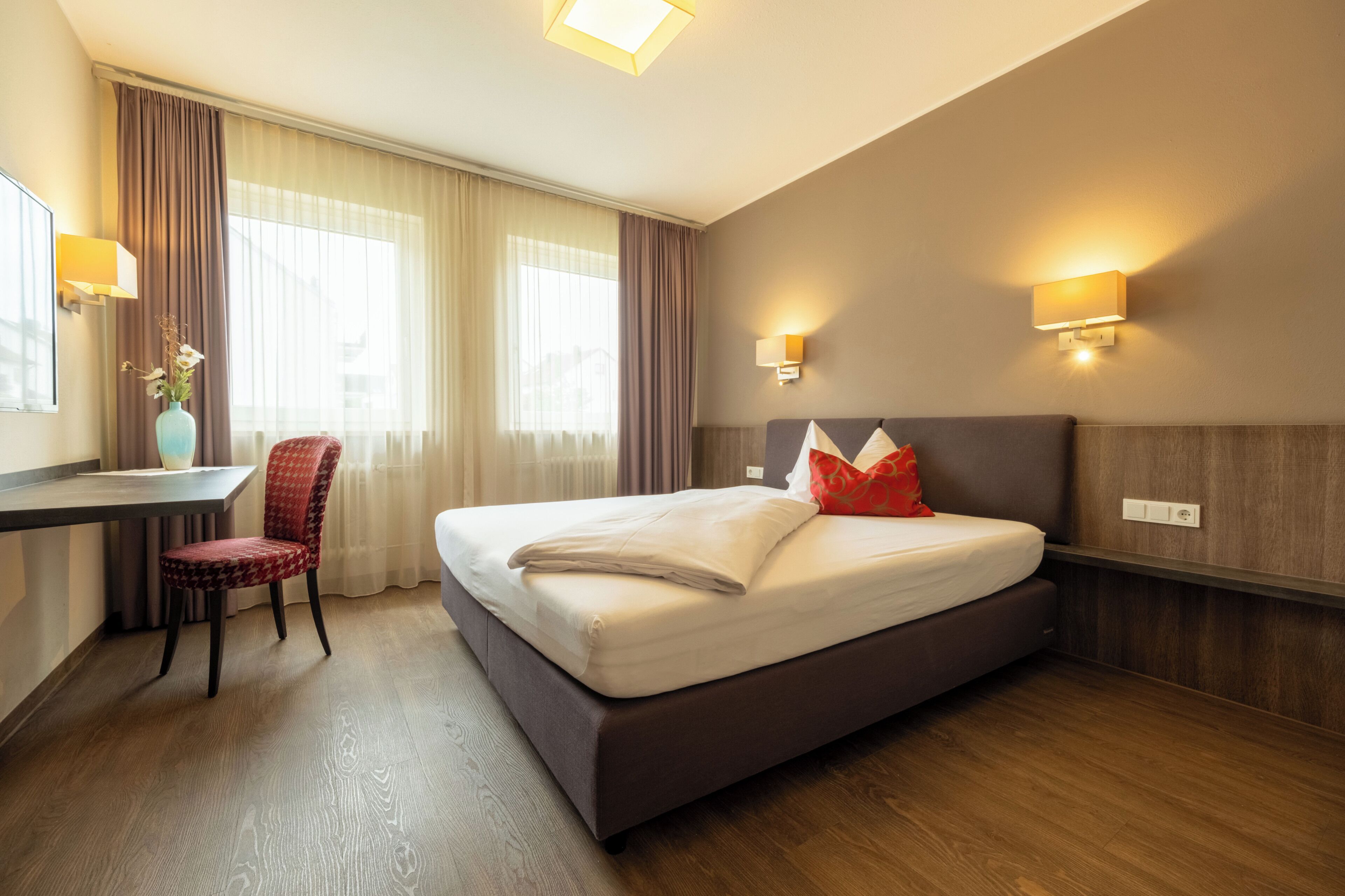 Standard Double or Twin Room | Hypo-allergenic bedding, down comforters, desk, laptop workspace