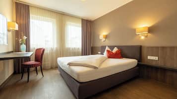 Standard Double or Twin Room | Hypo-allergenic bedding, down comforters, desk, laptop workspace