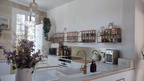 Frigorífic, microones, forn i placa de cuina