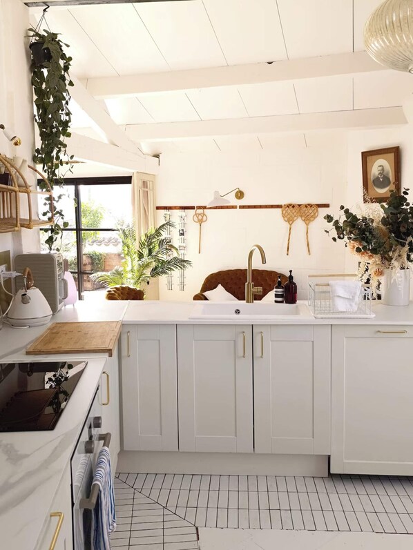 Een koelkast, een microgolfoven, een oven, een kookplaat