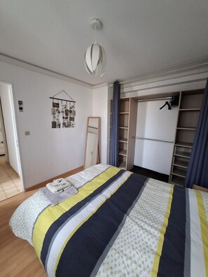 1 quarto, ferros/tábuas de passar roupa, roupa de cama