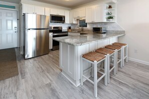 Kjøleskap, mikrobølgeovn, ovn og kokeplater