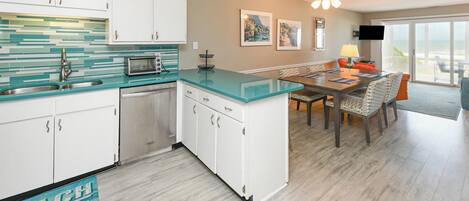 Frigorífico, microondas, placa de cocina y lavavajillas