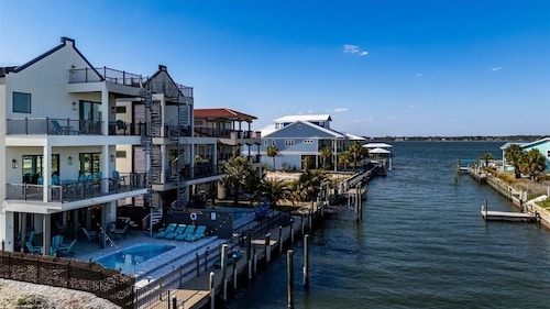 Salty Sue 6 Bedroom Home