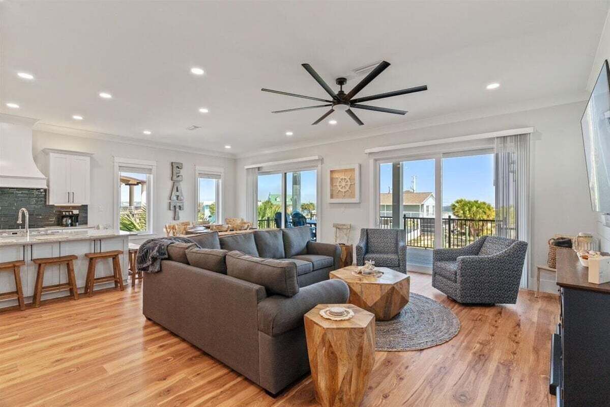 House, 6 Bedrooms | Ruang tamu | TV Pintar 