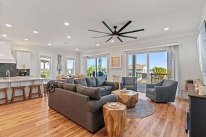 House, 6 Bedrooms | Living area | Smart TV - Salty Sue 6 Bedroom Home (Navarre)