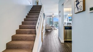 Eine Treppe führt zu einem Balkon mit Blick, einem Essbereich und einer Küche.