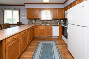 Fridge, microwave, stovetop, dishwasher