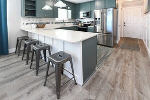 Kühlschrank, Mikrowelle, Herdplatte, Geschirrspüler