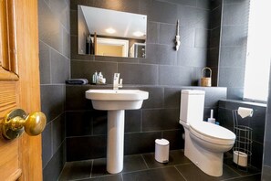 Dusj, hårføner, håndklær og såpe