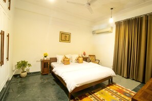 6 bedrooms, desk, free WiFi, bed sheets - Opulent Antique 6BR Villa in Gurugram (Gurugram)