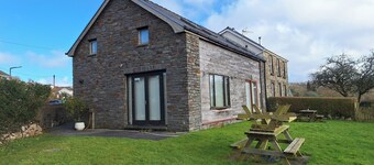 2 Bed Cottage - Sleeps 4 - Garden, Parking Wifi