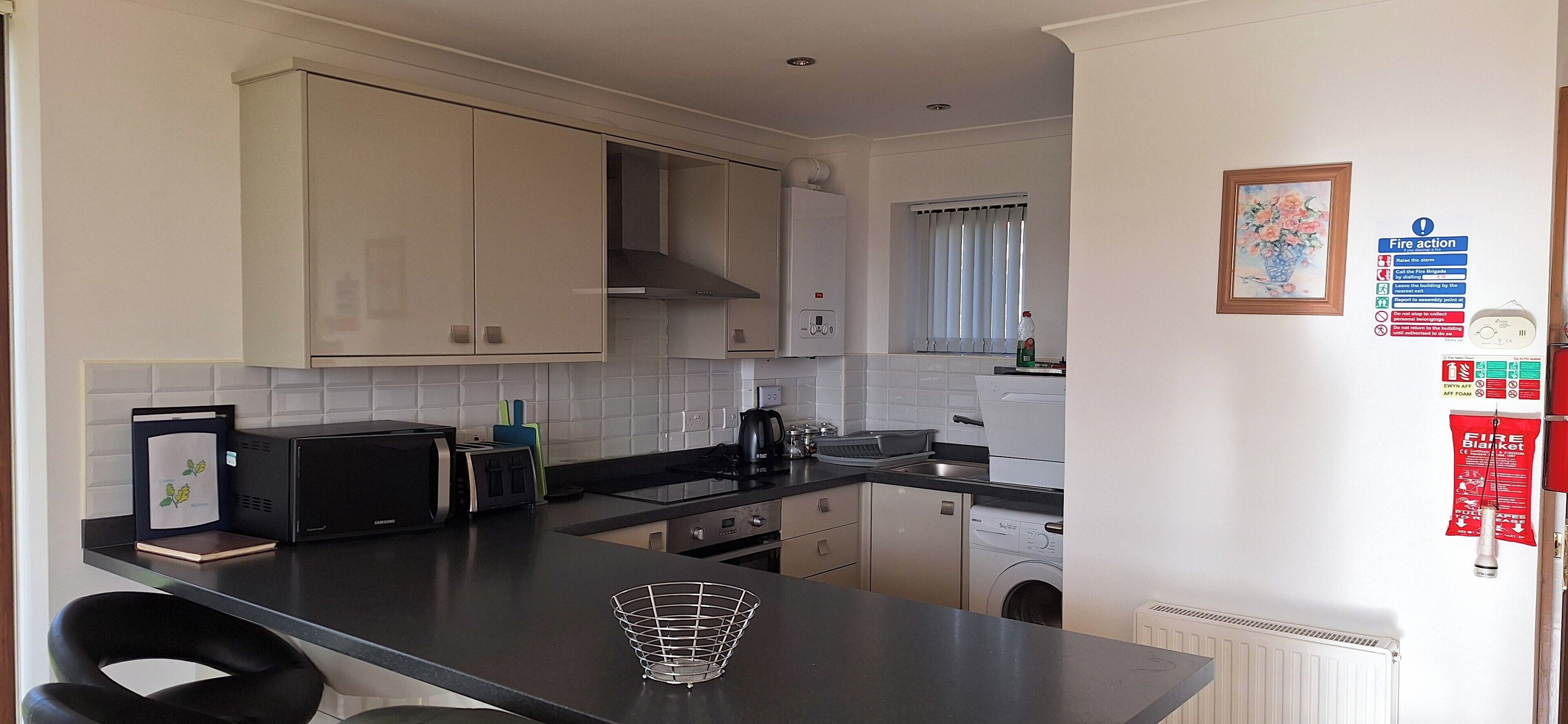 Cottage | Private kitchen | Fridge, microwave, oven, stovetop