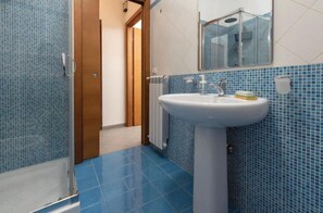 Een douche, een haardroger, een bidet, handdoeken
