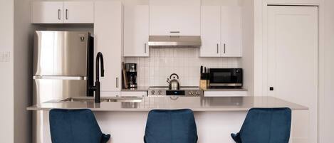 Réfrigérateur, micro-ondes, four, plaque de cuisson