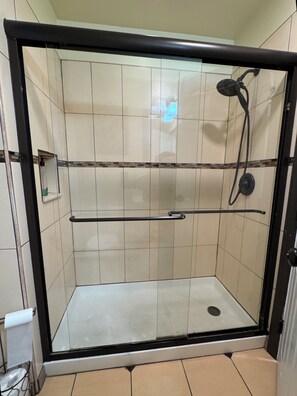 Dusche, Haartrockner, Handtücher, Seife