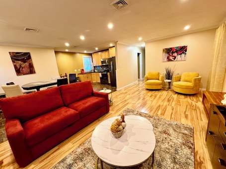 Smart TV. Charming Urban3-bedroom apartment in Hempstead with WiFi and AC