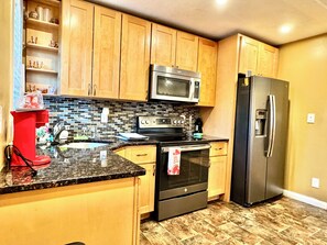 Refrigerador, microondas, horno y parrilla de estufa