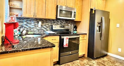 Charming Urban3-bedroom apartment in Hempstead with WiFi and AC