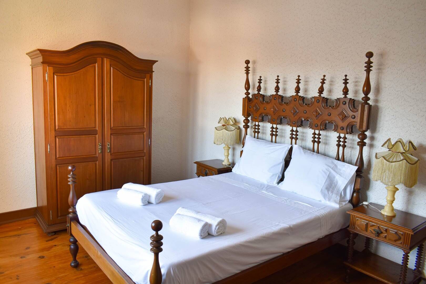 4 slaapkamers, een strijkplank/strijkijzer, internet, beddengoed