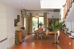 Dining - R3 - Miravillas - Rosas 33 (Mira)