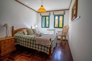 3 bedrooms, iron/ironing board, internet, bed sheets