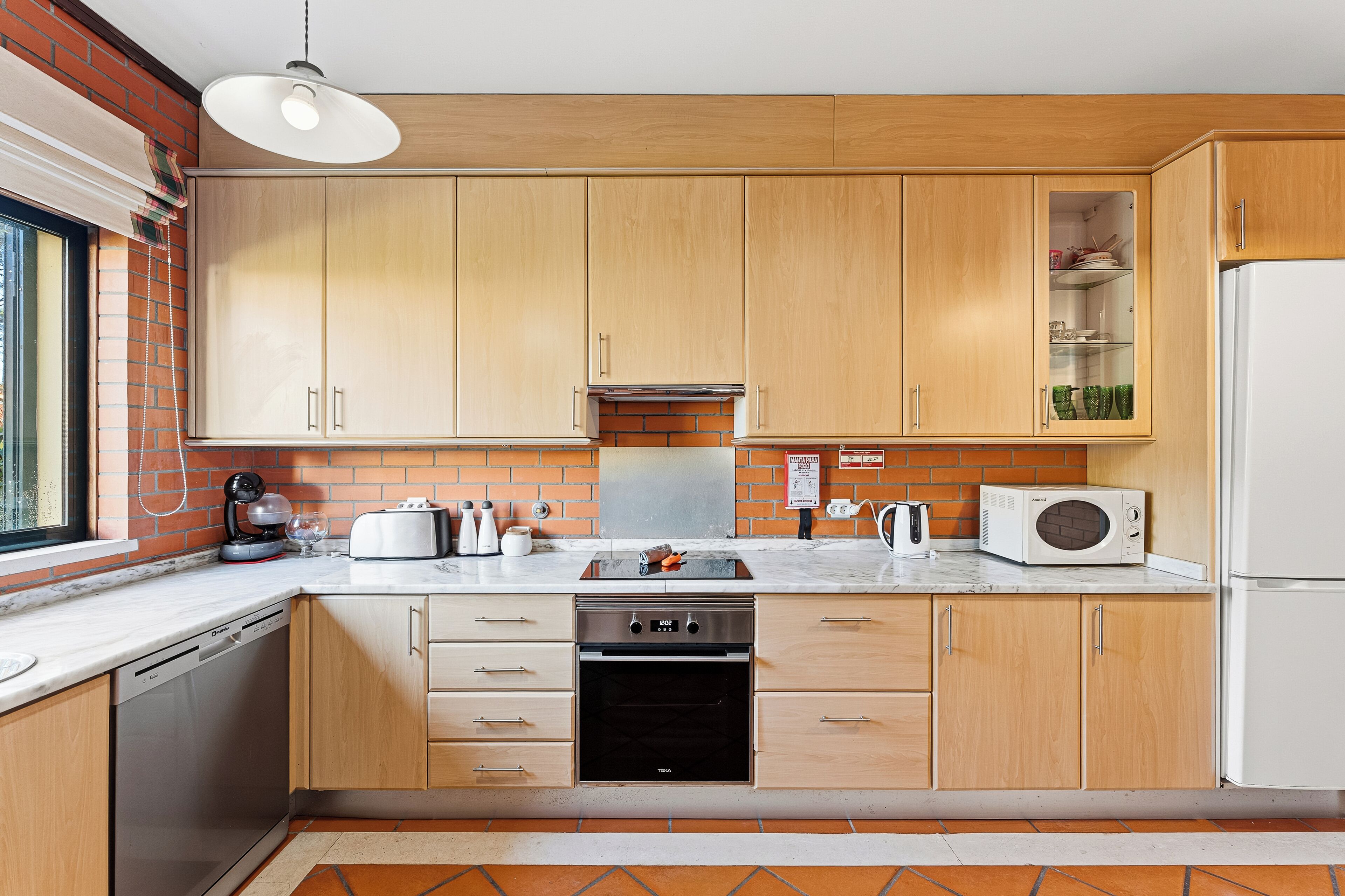 Frigorífico, microondas, horno y placa de cocina