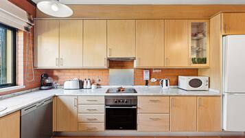 Frigorífico, microondas, horno y placa de cocina