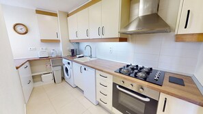 Jääkaappi, uuni, astianpesukone, kahvin-/teenkeitin