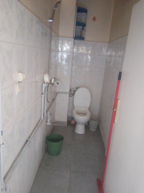 Shower, towels, soap, toilet paper - City center apartment (Beni-Mellal)
