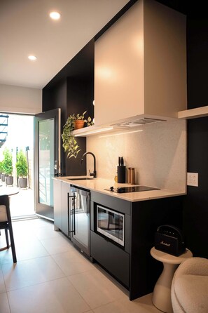 Microondas, parrilla de estufa, lavavajillas y cafetera y tetera 