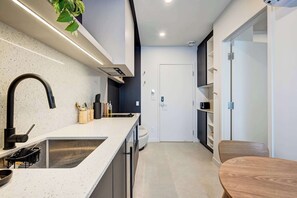 Mikrowelle, Herdplatte, Geschirrspüler