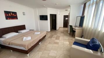 Dubbelrum - balkong - utsikt mot poolen | 1 sovrum och sÀngtillbehör av högsta kvalitet