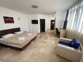 Tek Büyük Yataklı Oda, Balkon, Havuz Manzaralı | Kaliteli yatak takımı, odada kasa, masa