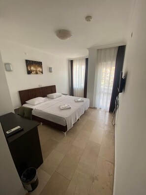 Chambre, balcon, vue ville