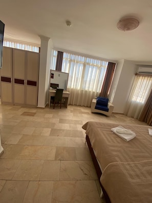 1 bedroom, premium bedding, in-room safe, desk