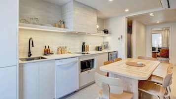 Fridge, microwave, stovetop, dishwasher