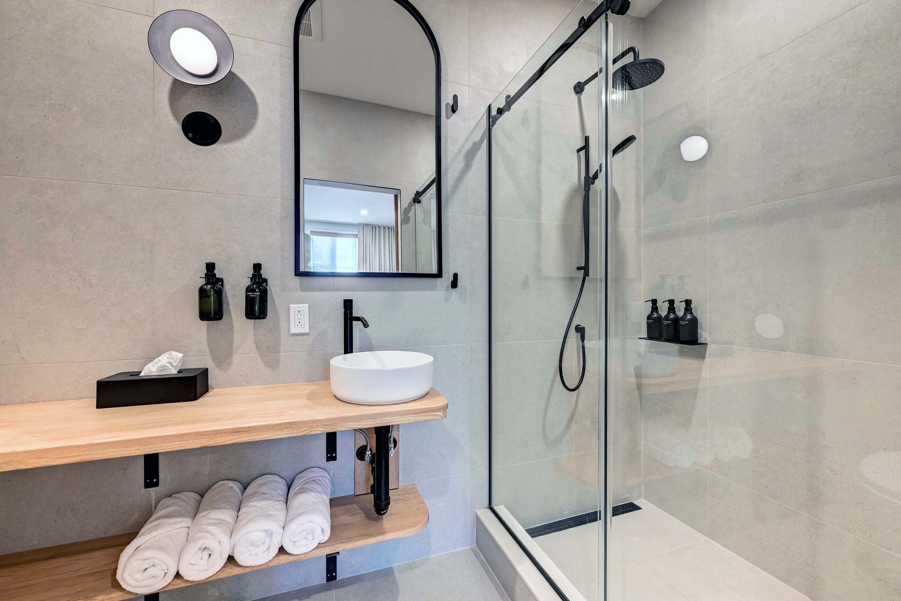 Douche, sèche-cheveux, serviettes fournies