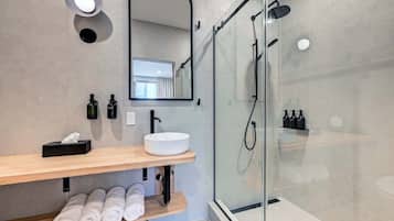 Een douche, een haardroger, handdoeken