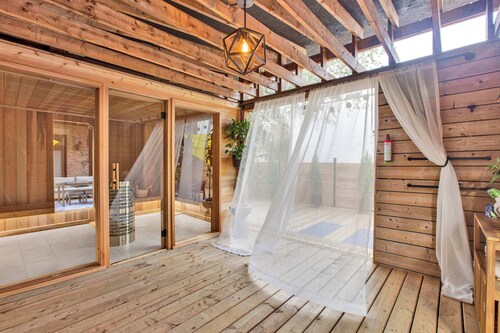 Rare 4-Bed, 4 Private Ensuites, Full Kitchen in Trendy Montreal Neighbourhood