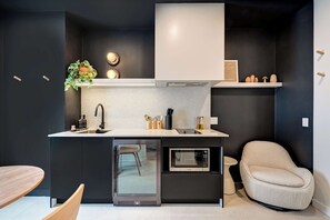 Kühlschrank, Mikrowelle, Herdplatte, Geschirrspüler