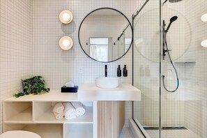 Een douche, een haardroger, handdoeken