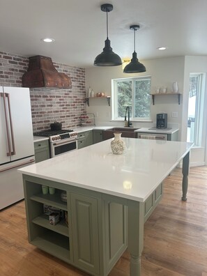 Kjøleskap, mikrobølgeovn, ovn og kokeplater