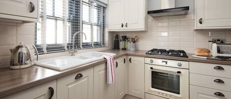 Een koelkast, een magnetron, een oven, een kookplaat