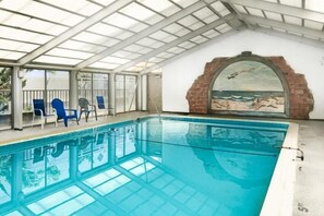 Una piscina cubierta