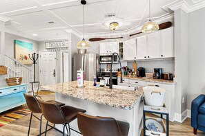 Kylskåp, mikrovågsugn, ugn och spishäll